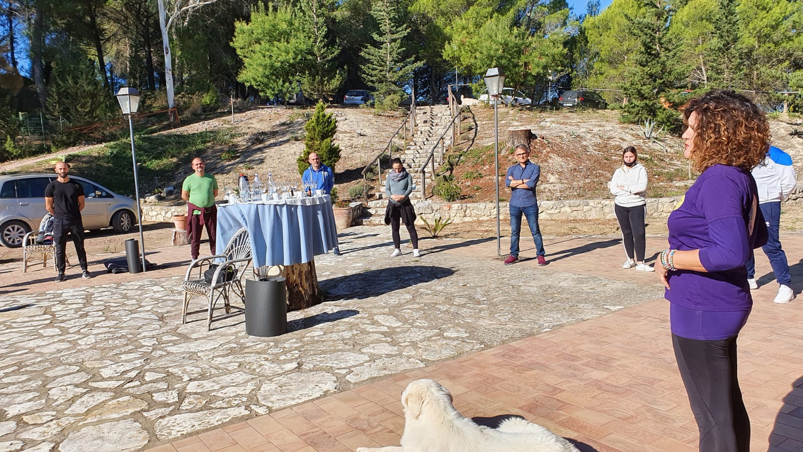 Chantal ci introduce alla pratica dello yoga della risata